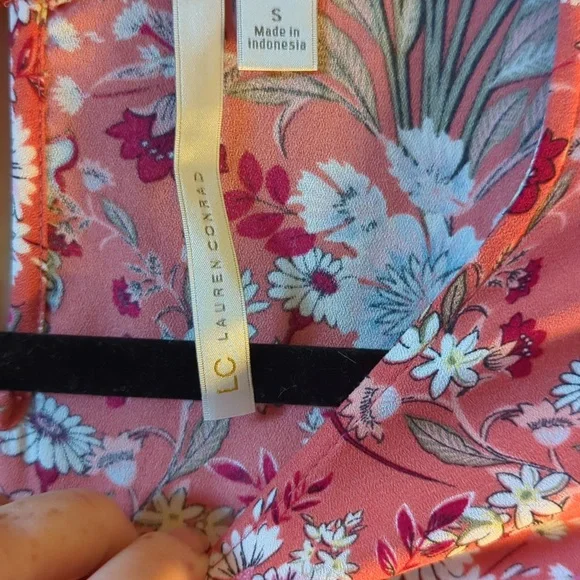 Small Lauren Conrad blouse - Picture 6 of 7